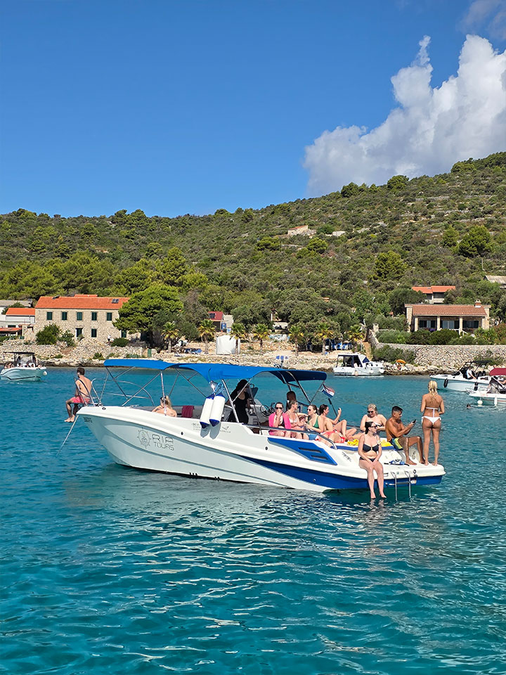 People on a speed boat tour by Ria Tours in Split and Trogir